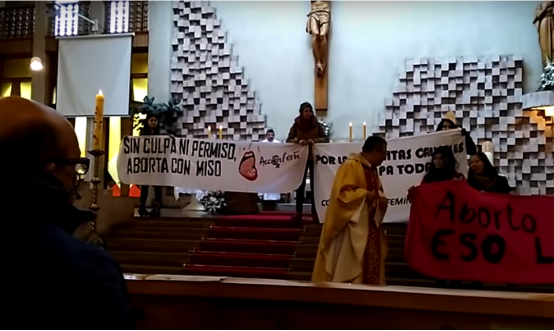 (Video) #MisoParaTodas – Colectividad feminista realizó intervención en catedral de Temuco y Feria Pinto por lanzamiento de campaña.