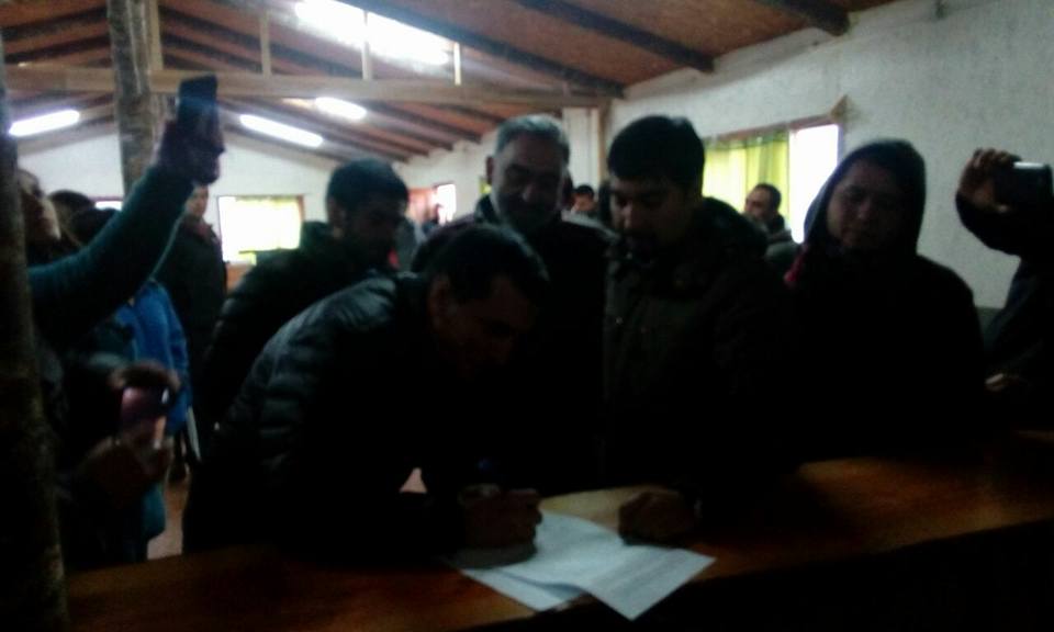 (Audio) Acuerdo de la comunidad movilizada de Puerto Fuy-Neltume con Intendencia de Los Ríos y Alcaldía de Panguipulli.