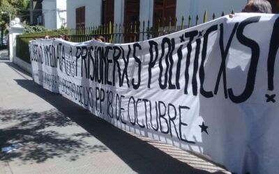 Realizan mitin a las afueras del INDH de Santiago para visibilizar la situación de las personas privadas de libertad desde que Chile se declaró en estado de rebeldía.