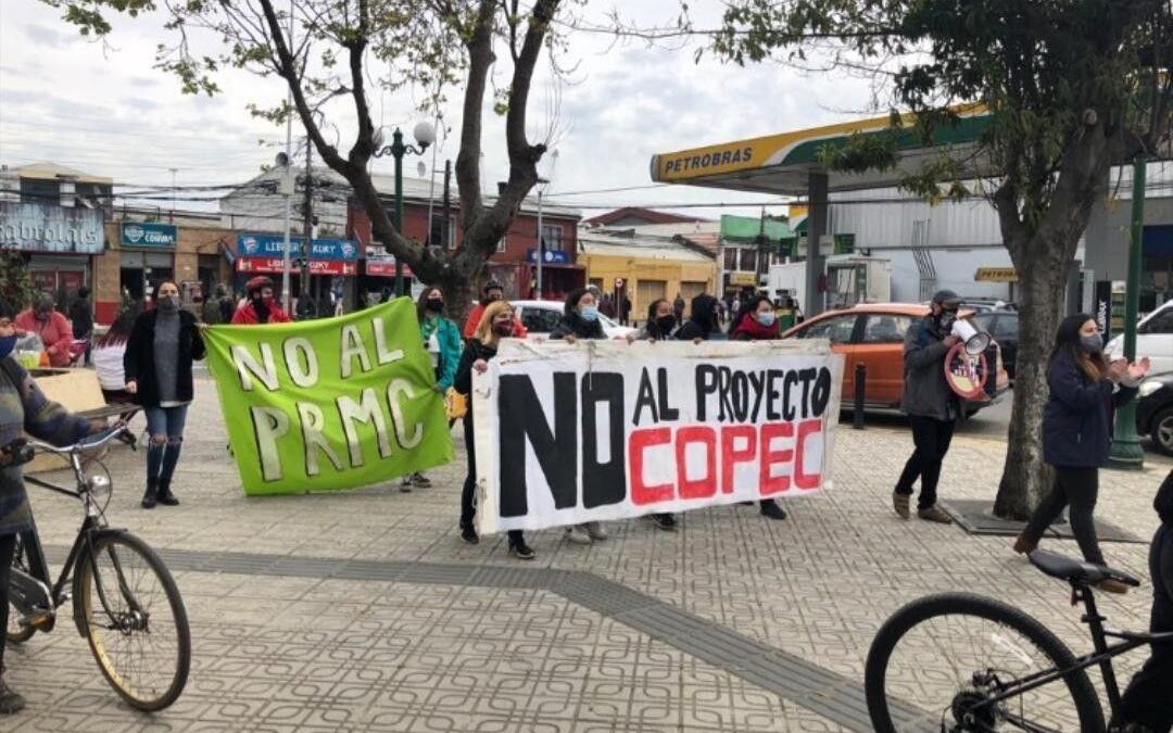 Vecinos y vecinas de Coronel se manifiestan en el frontis del municipio en contra de la devastación ambiental