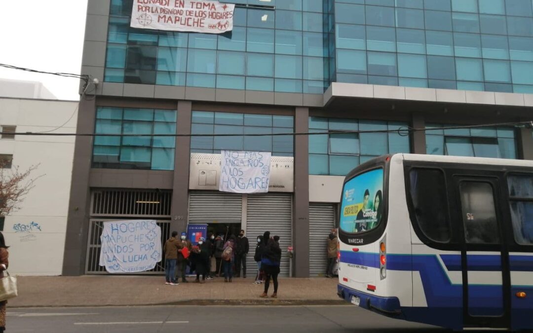 Estudiantes mapuche ocupan sedes de la Conadi y Junaeb exigiendo diálogo y mejoras administrativas en los hogares