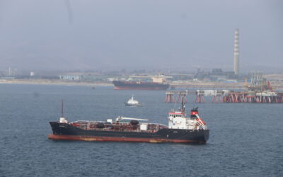 Cinco Sindicatos de Pescadores Artesanales están bloqueando el ingreso o salida de buque-tanques petroleros en la bahía de Quintero