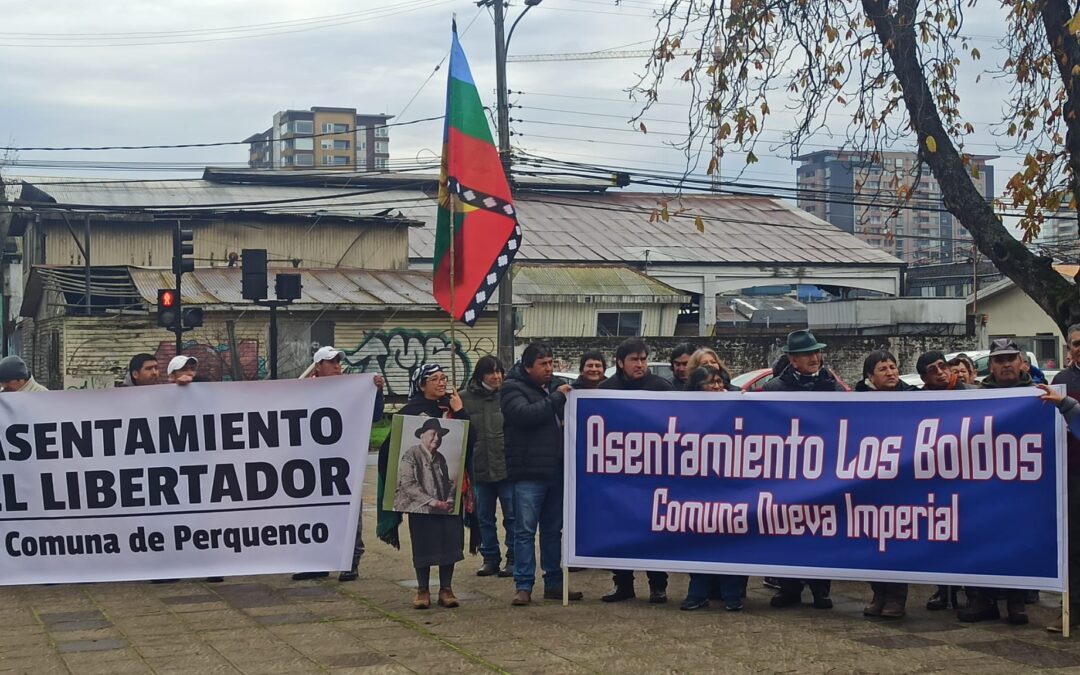 Asentamientos expulsados en 1973 se manifiestan en regimiento Tucapel de Temuco