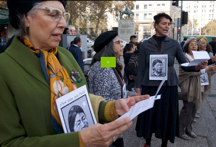 “¿Dónde está la defensora ambiental Julia Chuñil?”: Escritoras chilenas se manifiestan en La Moneda