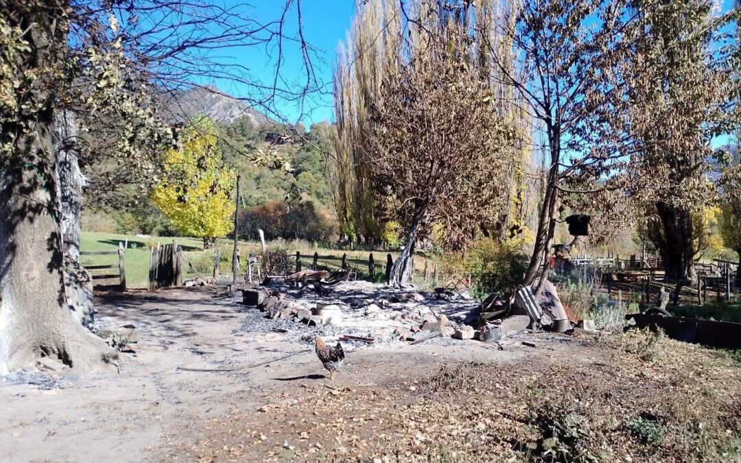 Lob Rgaliko de Alto Bío bío denuncia ensañamiento y quema de rukas en allanamiento por parte de PDI, carabineros  y latifundista