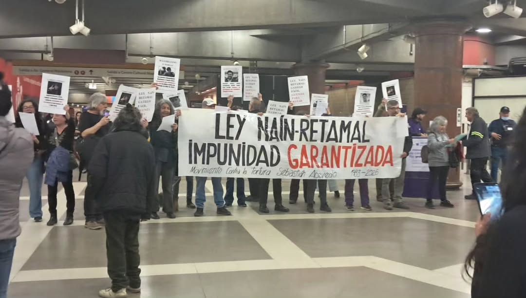 Movimiento Contra la Tortura Sebastian Acevedo realiza acción  de denuncia contra la ley Naín Retamal