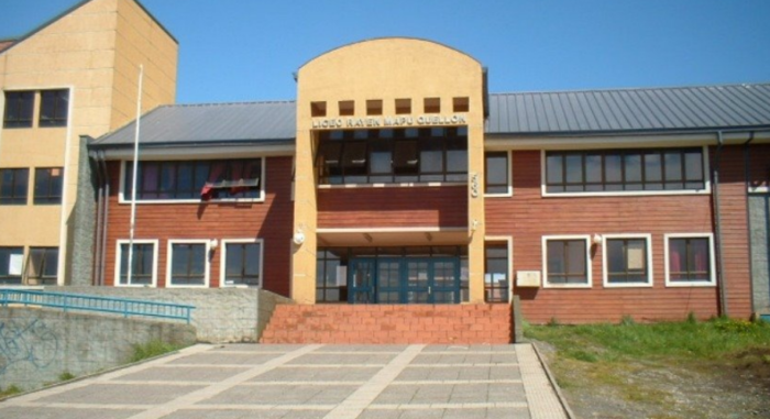 Comunicados del Centro de  Estudiantes y la Dirección del Liceo Rayen Mapu, frente a procedimiento policial al interior del establecimiento que obligó a estudiantes a desnudarse frente a sus compañeros